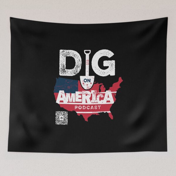 Aperçu de l'œuvre T-Shirt Dig On AmericaDig on America White Logo QR T-Shirt_by Dig on America Podcast_ créée et vendue par Shoptudat.