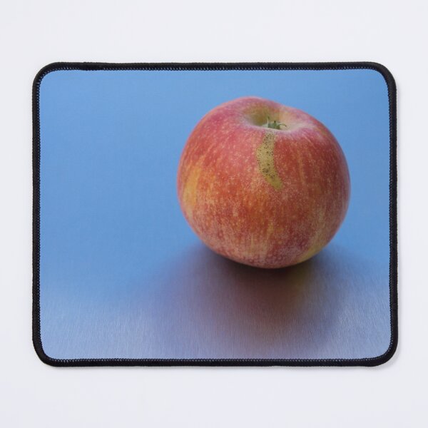 Aperçu de l'œuvre Pomme rouge et reflet du ciel bleu sur inox 2 créée et vendue par Adriana  Mueller.