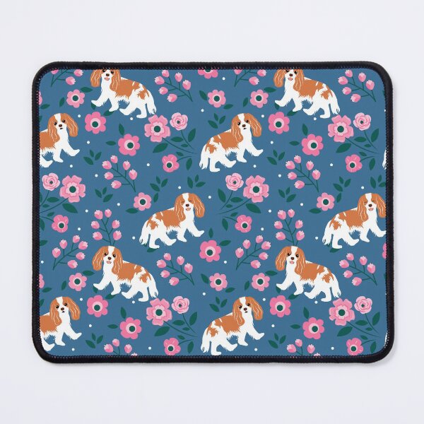 Artikelvorschau, Blenheim Cavalier King Charles Spaniel spielt nachts in einem Garten entworfen und verkauft von Lulupainting.