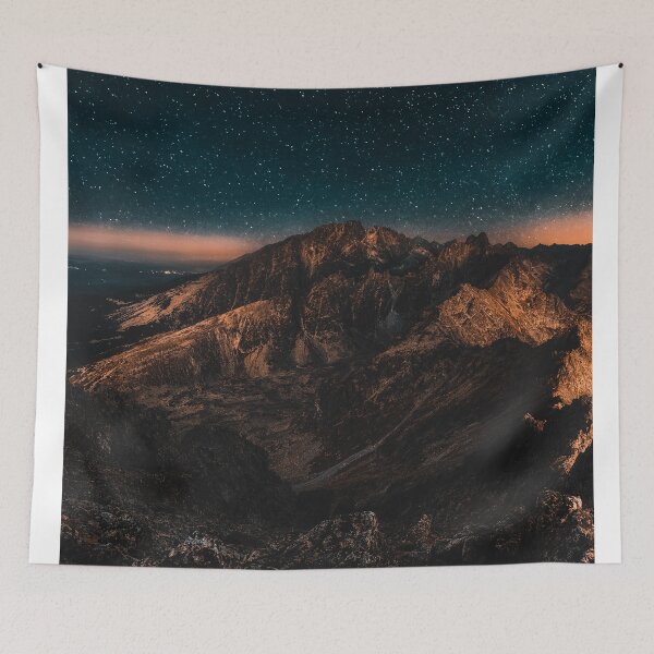 Artikelvorschau, Berg bei Nacht unter einem Sternenhimmel - Moody Calm entworfen und verkauft von Hassan Adnan.
