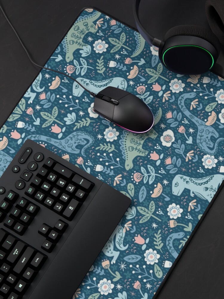 Aperçu 4 sur 5. Tapis de souris avec l'œuvre Dinosaures populaires en bleu créée et vendue par latheandquill.