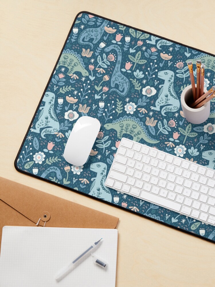 Aperçu 3 sur 5. Tapis de souris avec l'œuvre Dinosaures populaires en bleu créée et vendue par latheandquill.