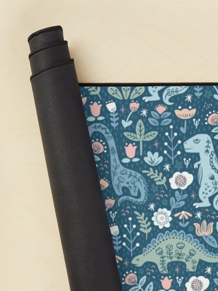 Aperçu 2 sur 5. Tapis de souris avec l'œuvre Dinosaures populaires en bleu créée et vendue par latheandquill.