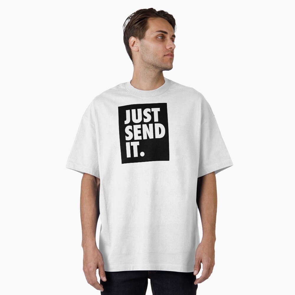 Aperçu de l'œuvre T-shirt oversize créée et vendue par SolitaryDaze.