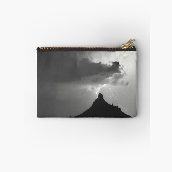 Artikelvorschau, Lightning Bolt Hitting Pinnacle Peak B&W entworfen und verkauft von Bo Insogna.