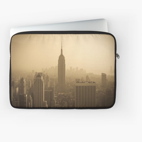 Empire State Building and Manhattan Skyline (Alan Copson ©) Laptop Sleeve