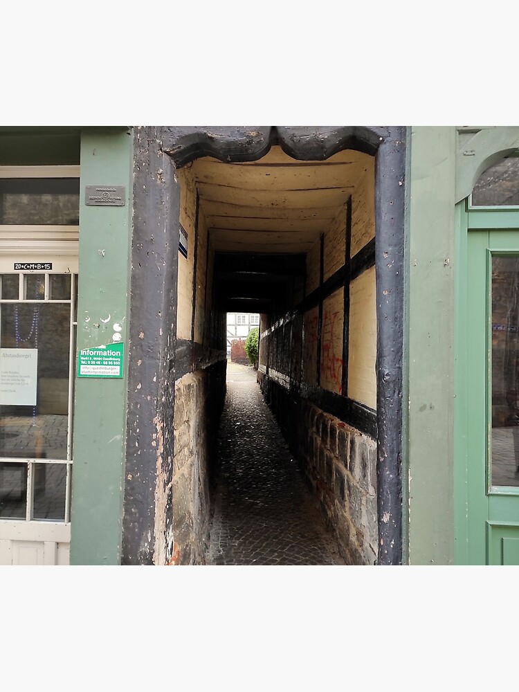 Gasse durch Fachwerkhaus von Gourmetkater