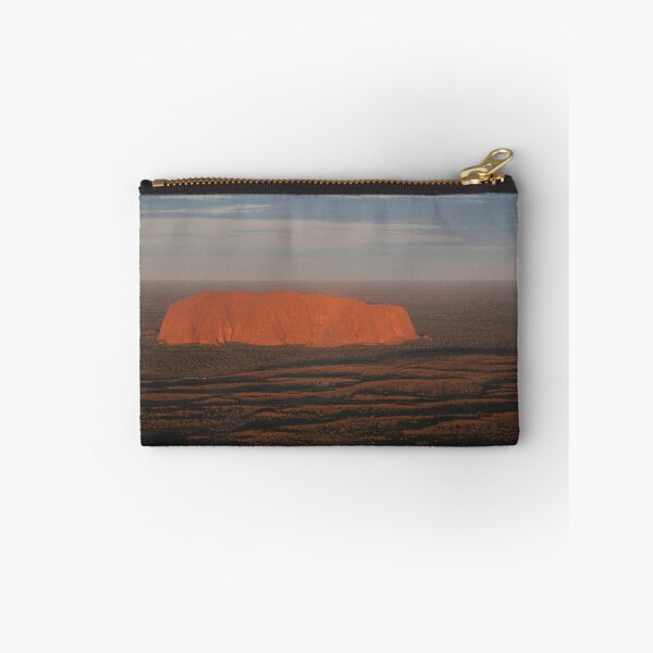 Aperçu de l'œuvre Blue Moon Rising over Uluru2 créée et vendue par Jocelyn Pride.