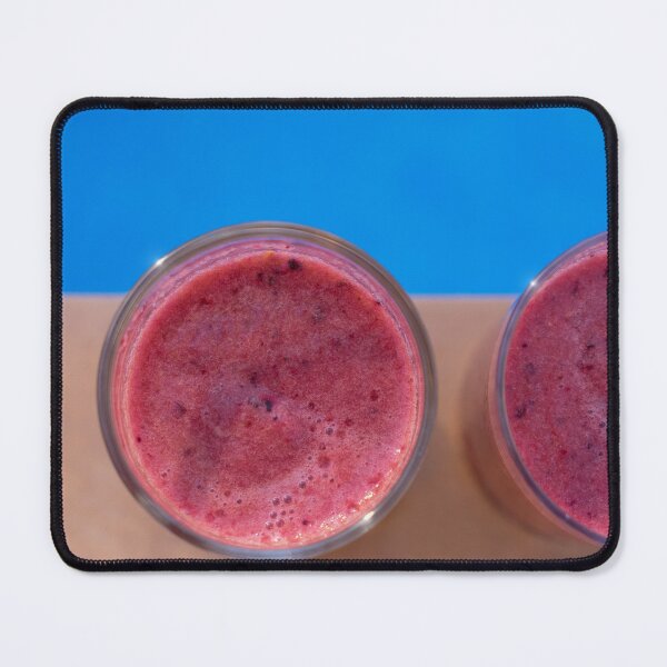 Rosa Frucht-Smoothies am schönen blauen Pool Mauspad