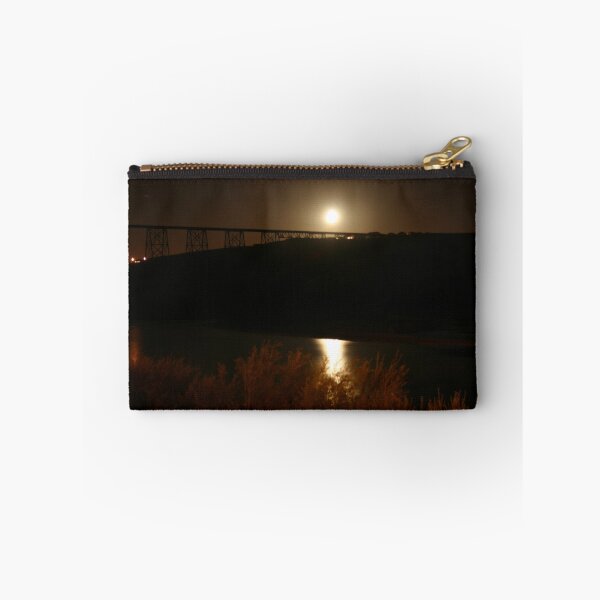Aperçu de l'œuvre Moon Over the Bridge créée et vendue par Alyce Taylor.