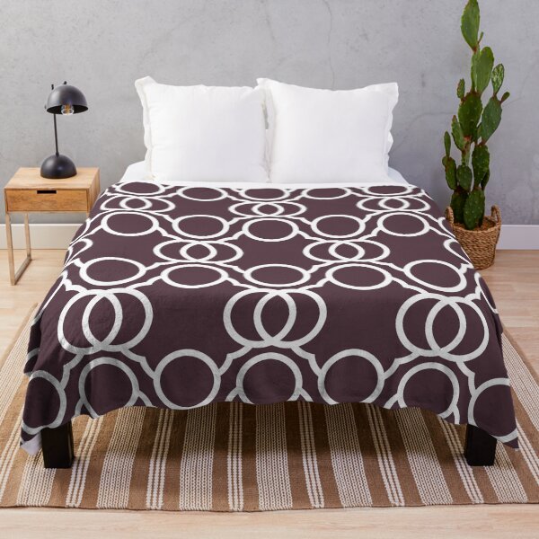Artikelvorschau, Dark Purple and White Geometric Circle Pattern Pairs Sherwin Williams 2022 Popular Color Blackberry SW 7577 entworfen und verkauft von ColorOfTheYears.