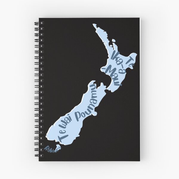 Artikelvorschau, Aotearoa Neuseeland - 3 größte Inseln in Te Reo Māori entworfen und verkauft von CreateShape.
