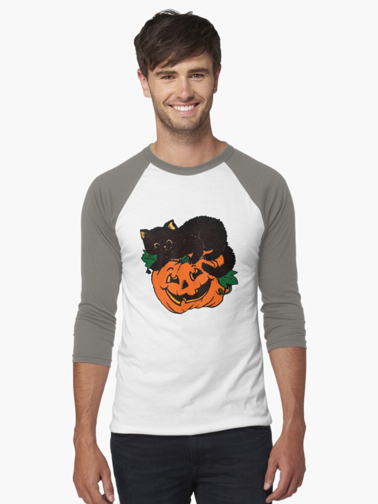 Aperçu 1 sur 3. T-shirt baseball manches ¾ avec l'œuvre Citrouille d'Halloween vintage et chat noir créée et vendue par MeckoArt.