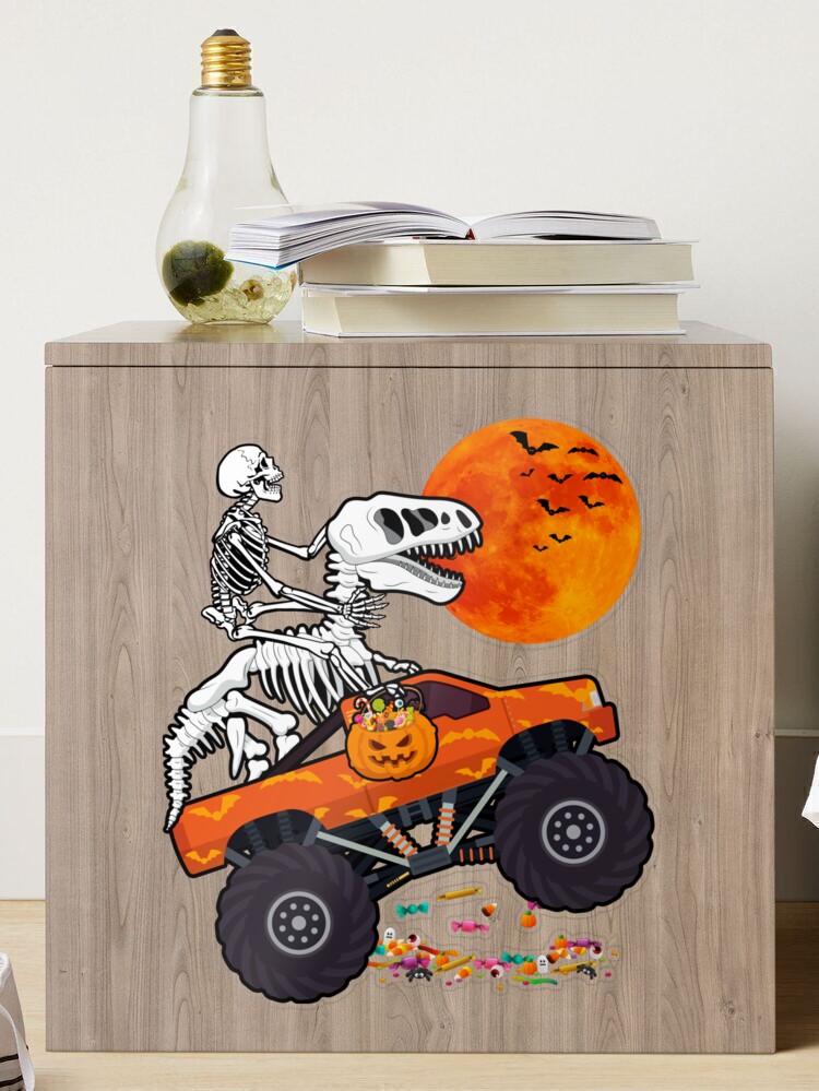 Sticker for Sale avec l'œuvre « Squelette D'équitation Dinosaure Monster  Truck Halloween » de l'artiste TheWildStyle