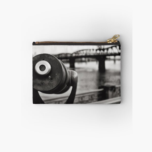 Artikelvorschau, Take A Closer Look entworfen und verkauft von IKeepScreaming.