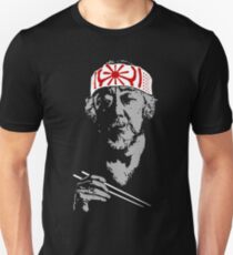 Nur der Alte konnte ihm die Geheimnisse der Meister beibringen. Unisex T-Shirt