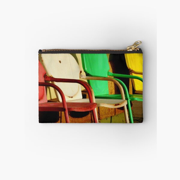 Aperçu de l'œuvre Painted Metal Chairs in Late Afternoon créée et vendue par Rodney Williams.
