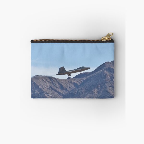 Aperçu de l'œuvre F-22 Raptor against the mountains créée et vendue par Henry Plumley.