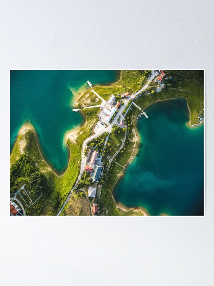 Imagen 1 de 3, Póster con la obra Aerial View of Prozor Rama in Bosnia, diseñada y vendida por TokowaImages.