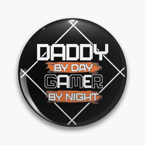 Artikelvorschau, Daddy By Day Gamer By Night - Cooles lustiges Gaming-T-Shirt-Design entworfen und verkauft von Prince - Bestseller ★★★★★.