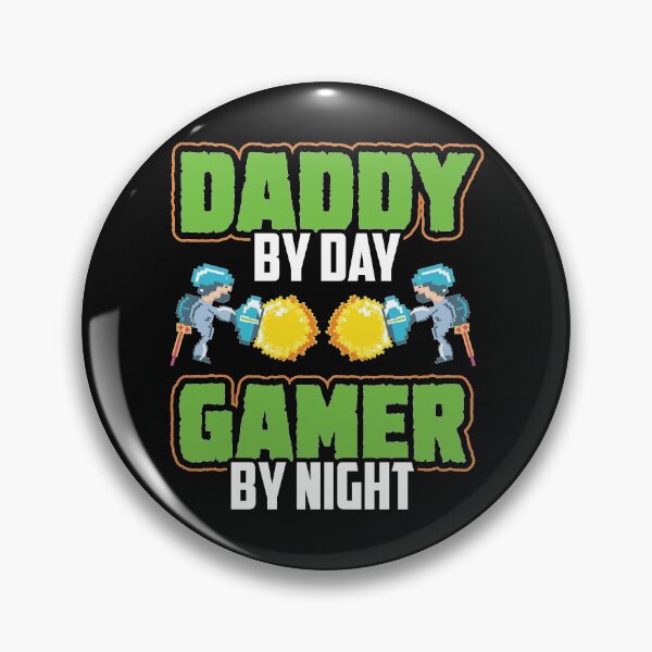Artikelvorschau, Daddy By Day Gamer By Night - Cooles lustiges Gaming-T-Shirt-Design entworfen und verkauft von Prince - Bestseller ★★★★★.