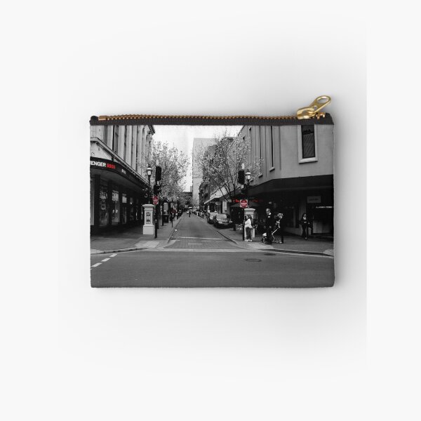Artikelvorschau,  gleich neben der Hindley st. Ich liebe die Kirschblütenbäume. Dies wurde in Photoshop bearbeitet, um die Rottöne auf dem Foto hervorzuheben. entworfen und verkauft von grace1993.