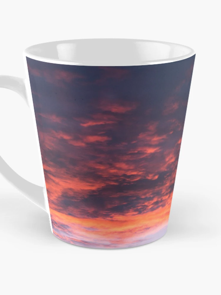 Aperçu 3 sur 4. Mug à café avec l'œuvre Coucher de Soleil Nuages Rouges créée et vendue par Eyecatcher007.