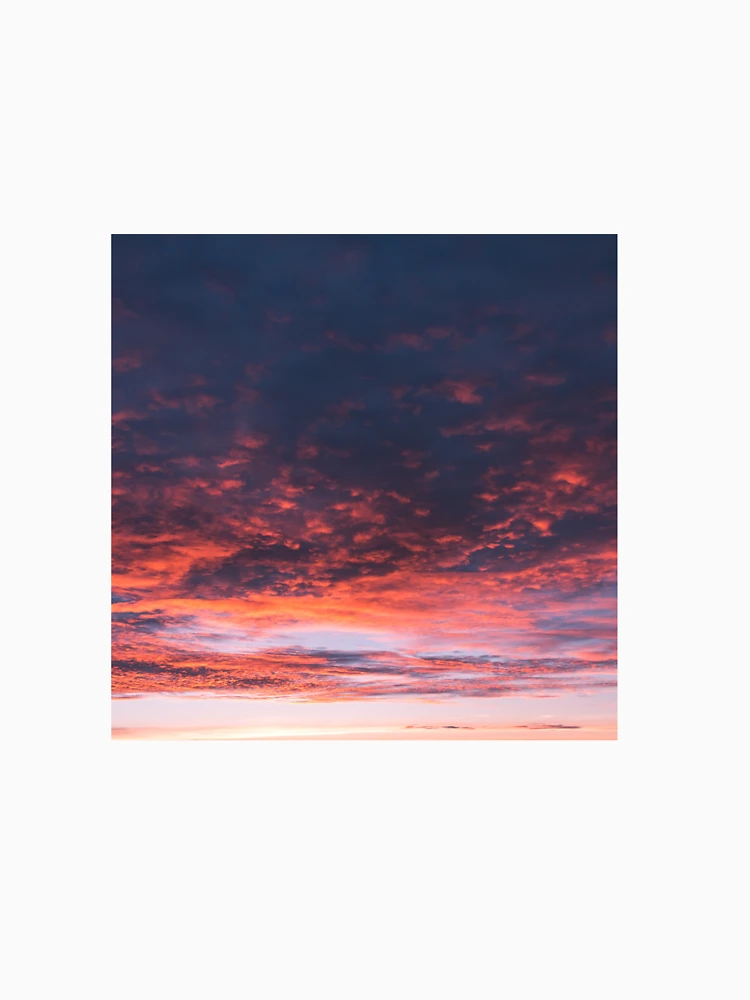Aperçu 6 sur 6. Sweat à capuche épais avec l'œuvre Coucher de Soleil Nuages Rouges créée et vendue par Eyecatcher007.