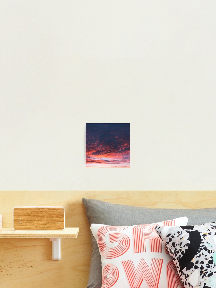 Aperçu 2 sur 3. Impression photo avec l'œuvre Coucher de Soleil Nuages Rouges créée et vendue par Eyecatcher007.