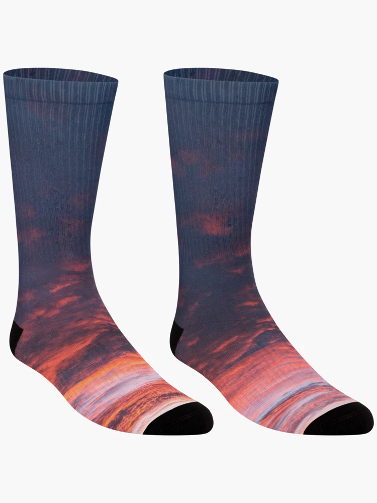 Aperçu 3 sur 5. Chaussettes avec l'œuvre Coucher de Soleil Nuages Rouges créée et vendue par Eyecatcher007.
