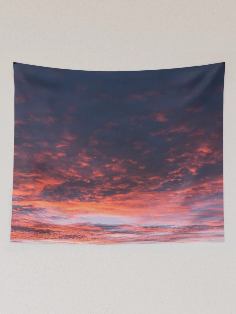 Aperçu 2 sur 3. Tentures avec l'œuvre Coucher de Soleil Nuages Rouges créée et vendue par Eyecatcher007.