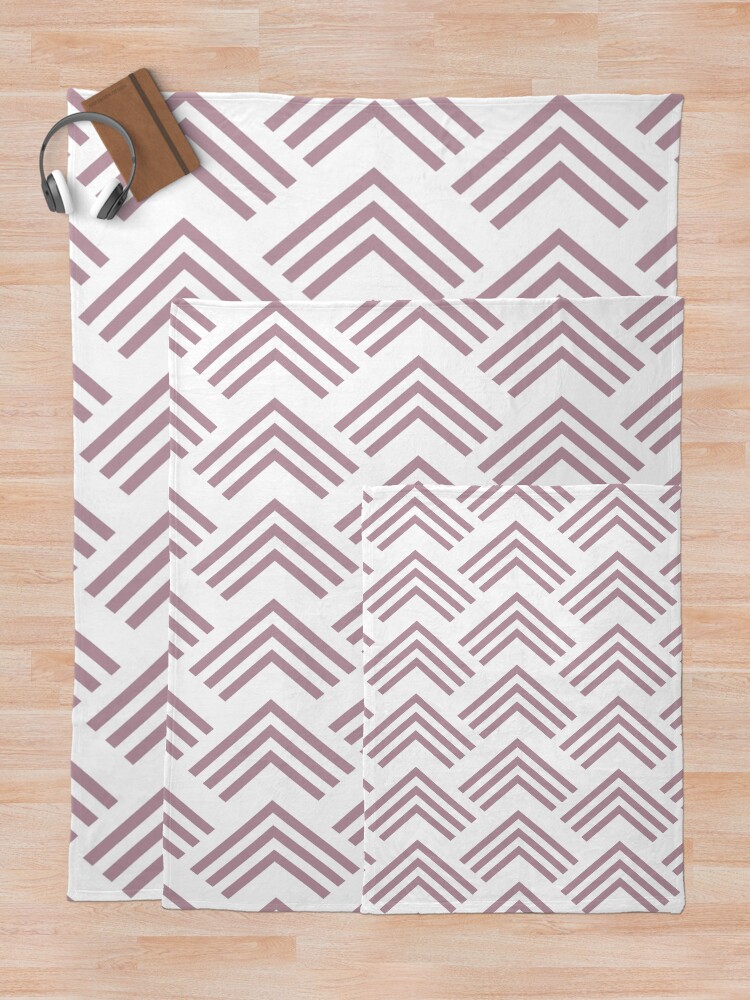 Imagen 5 de 6, Manta con la obra Lilac and White Art Deco Chevron Arrow Pattern Pairs Sherwin Williams 2022 Popular Color Rosé SW 6290 - Colour Trends - Trending Hue, diseñada y vendida por ColorOfTheYears.