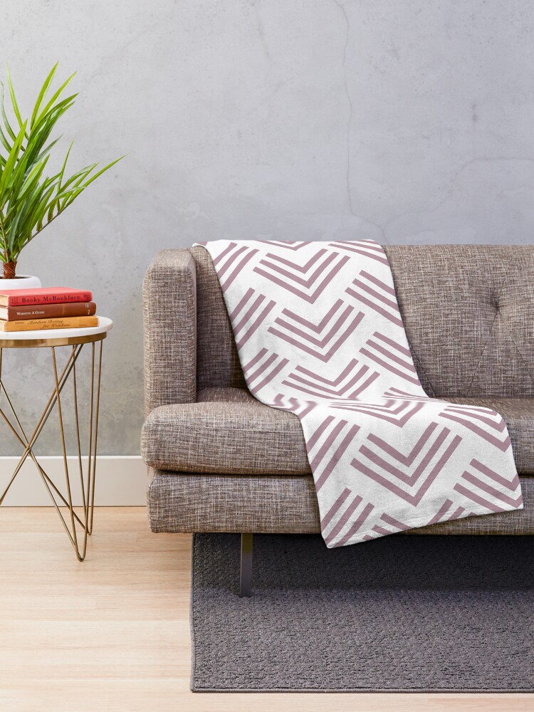 Imagen 2 de 6, Manta con la obra Lilac and White Art Deco Chevron Arrow Pattern Pairs Sherwin Williams 2022 Popular Color Rosé SW 6290 - Colour Trends - Trending Hue, diseñada y vendida por ColorOfTheYears.