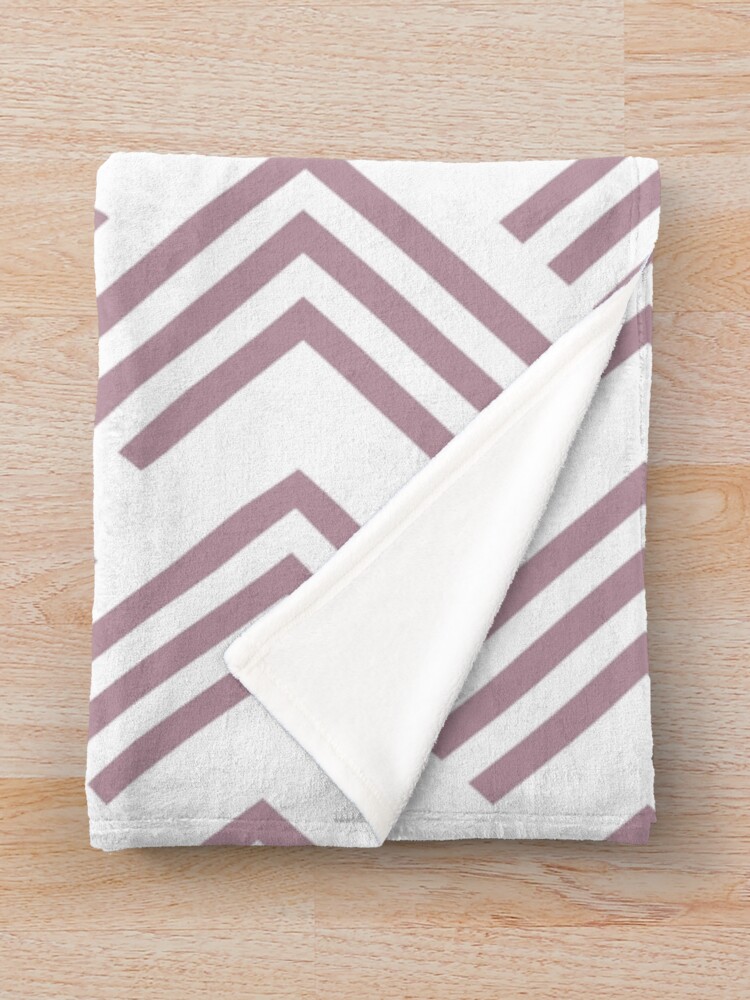 Imagen 3 de 6, Manta con la obra Lilac and White Art Deco Chevron Arrow Pattern Pairs Sherwin Williams 2022 Popular Color Rosé SW 6290 - Colour Trends - Trending Hue, diseñada y vendida por ColorOfTheYears.