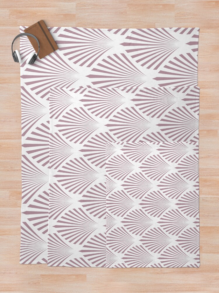 Imagen 5 de 6, Manta con la obra Lilac and White Elegant Scallop Fan Pattern Pairs Sherwin Williams 2022 Popular Color Rosé SW 6290 - Colour Trends - Trending Hue, diseñada y vendida por ColorOfTheYears.