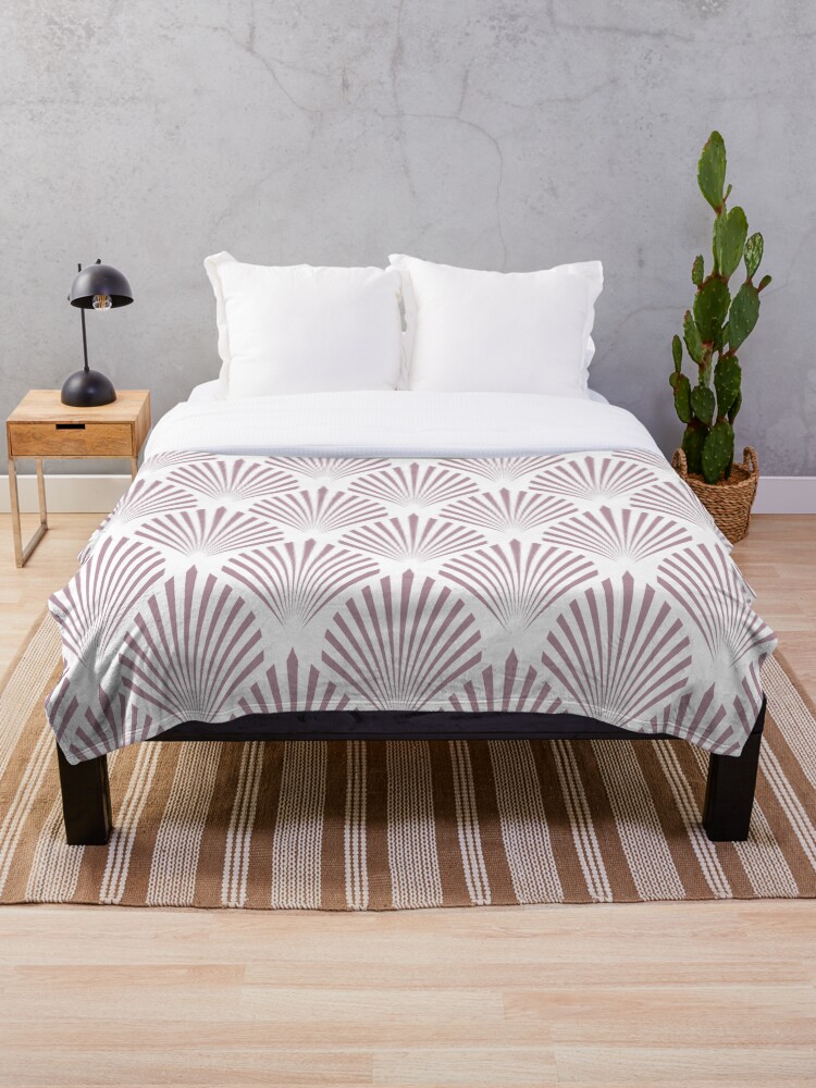 Imagen 1 de 6, Manta con la obra Lilac and White Elegant Scallop Fan Pattern Pairs Sherwin Williams 2022 Popular Color Rosé SW 6290 - Colour Trends - Trending Hue, diseñada y vendida por ColorOfTheYears.