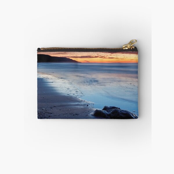 Artikelvorschau, Wir haben heute Abend den Sonnenuntergang am Inverness Beach verpasst, aber zumindest konnte ich an einem ungewöhnlich ruhigen und klaren Himmelabend am 14. Oktober das metallische Leuchten der Dämmerung einfangen entworfen und verkauft von EvaMcDermott.