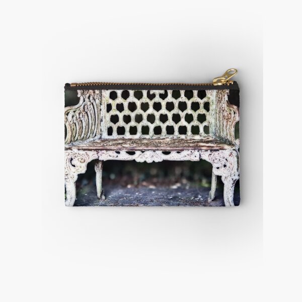 Artikelvorschau, Love makes two people sit in the middle of a bench  entworfen und verkauft von Peter Howes.