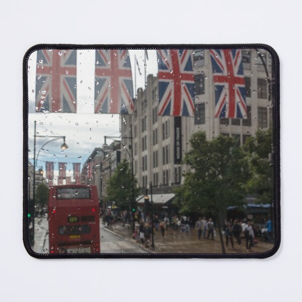 Artikelvorschau, Regnerisches London - Oxford Street, roter Doppeldeckerbus und Union Jacks entworfen und verkauft von Georgia Mizuleva.