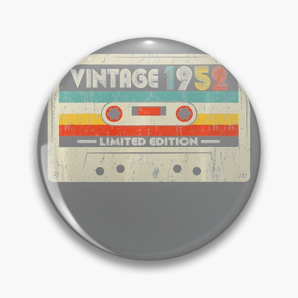 Aperçu de l'œuvre 69 Ans Vintage 1952 Rétro Cassette Cassette 69e Anniversaire Premium créée et vendue par DyanStoy.