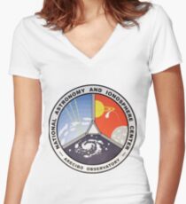 Nationales Zentrum für Astronomie und Ionosphäre (NAIC) Tailliertes T-Shirt mit V-Ausschnitt