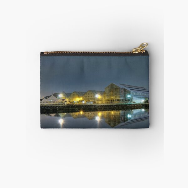 Aperçu de l'œuvre Chantier naval historique de Chatham - tir de la nuit créée et vendue par brimo.