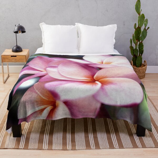 Aperçu de l'œuvre Fleurs de frangipanier rose créée et vendue par MOP-tees.