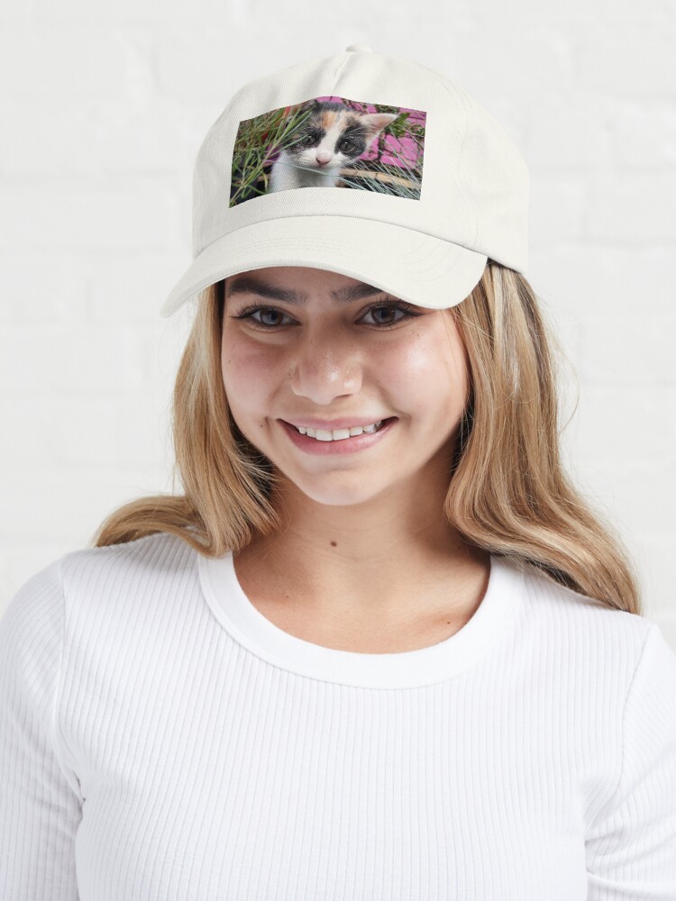 Alternative Ansicht von Katze Amy entdeckt den Garten Cap