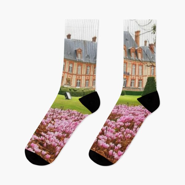 Artikelvorschau, Schöner und entspannender europäischer Blumengarten im Frühling mit majestätischem Gebäude und rosa Tulpen entworfen und verkauft von LiveToLearn.