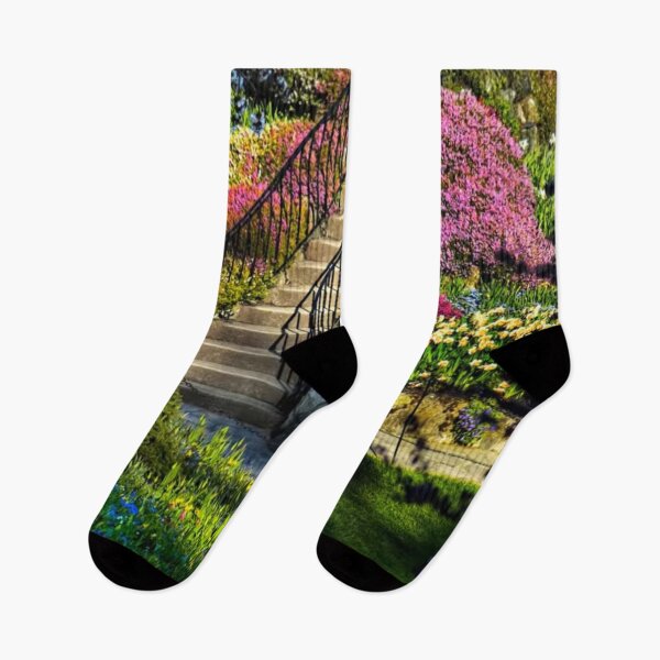 Artikelvorschau, Schöner und entspannender europäischer Blumengarten im Frühling mit Treppe und Teich entworfen und verkauft von LiveToLearn.