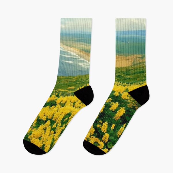 Artikelvorschau, Schöner und entspannender europäischer Blumengarten im Frühling mit Strand und Landschaft im Hintergrund entworfen und verkauft von LiveToLearn.