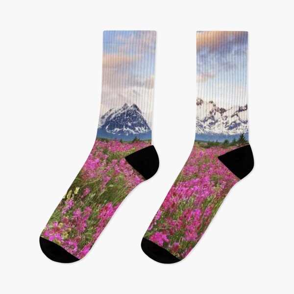 Artikelvorschau, Schöne europäische Blumenwiese mit schneebedeckten Bergen im Hintergrund entworfen und verkauft von LiveToLearn.