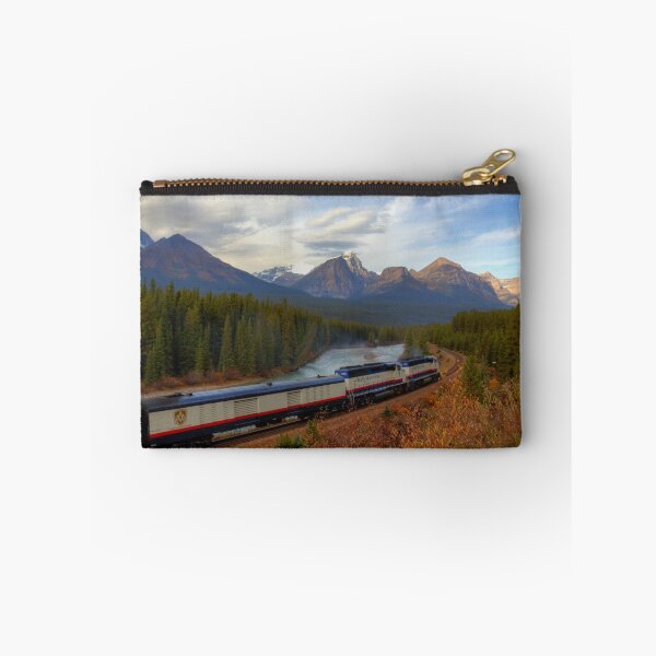 Artikelvorschau,  der die Rockies in den 1930er und 40er Jahren ausgiebig für die Canadian Pacific Railway fotografierte. Die hohen Gipfel der Bow Range zusammen mit dem Bow River entworfen und verkauft von James (820Photography) Anderson.
