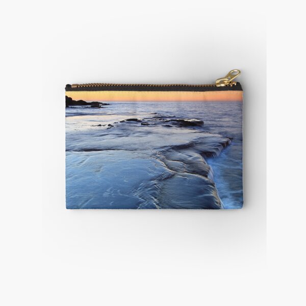 Artikelvorschau, "The Shelf after Sunset" entworfen und verkauft von Huskyyy Designs.